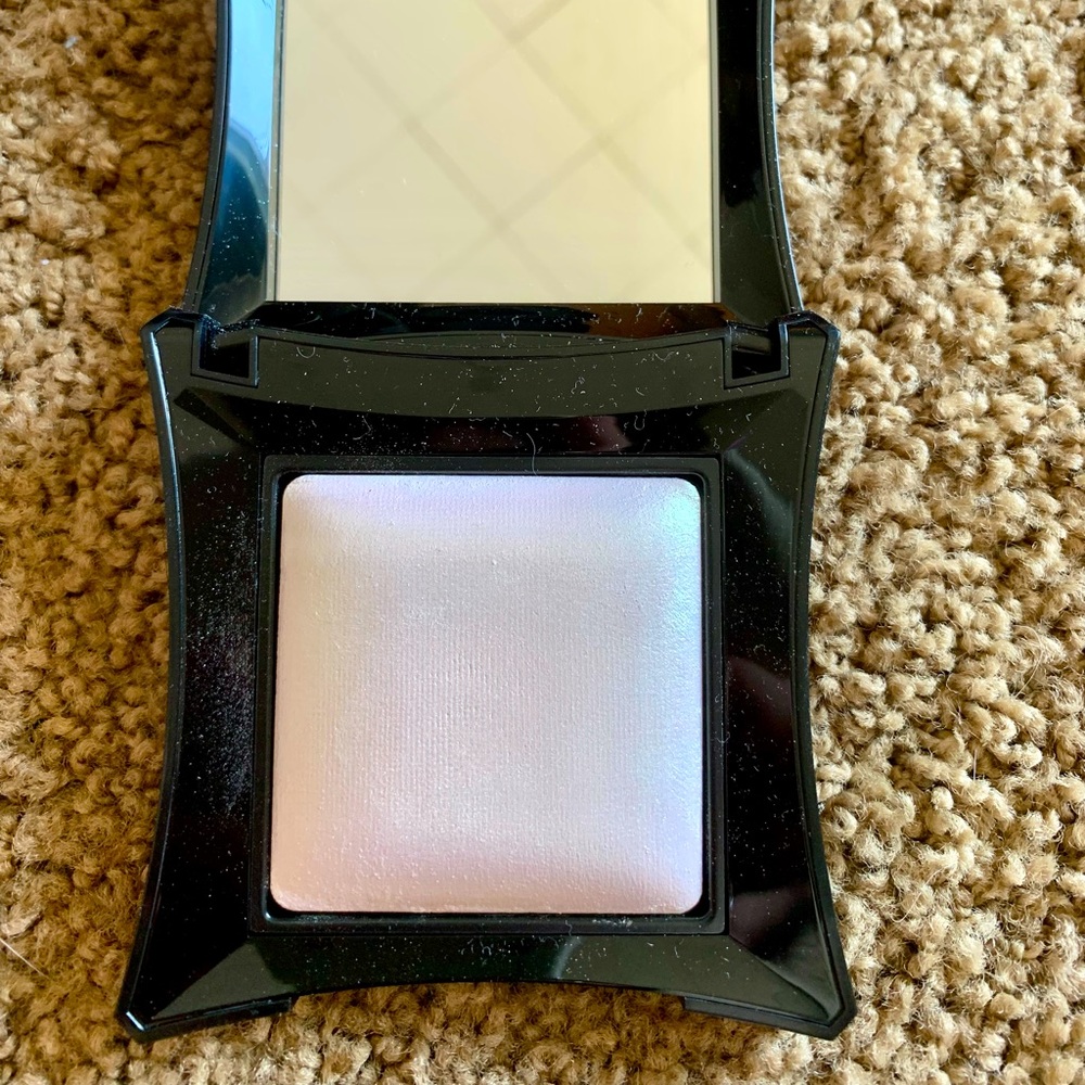 illamasqua beyond powder highlighter Deity